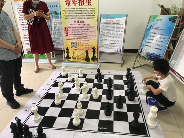 社区教育动态    活动中,授课老师从基础的国际象棋棋子,摆盘开始教授